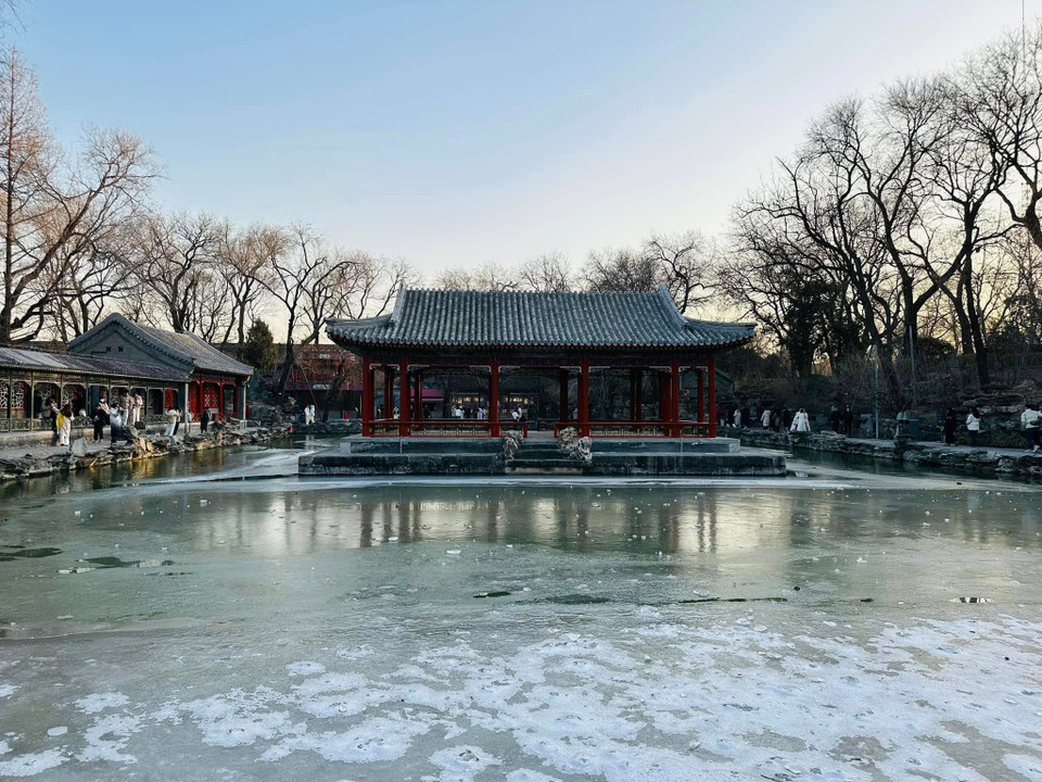 Khung cảnh Phủ Hòa Thân bên hồ. Nơi đây từng là nơi tiếp đón Càn Long mỗi khi đến thăm Phủ Hòa Thân. (Ảnh: Anh Quang/Vietnam+)