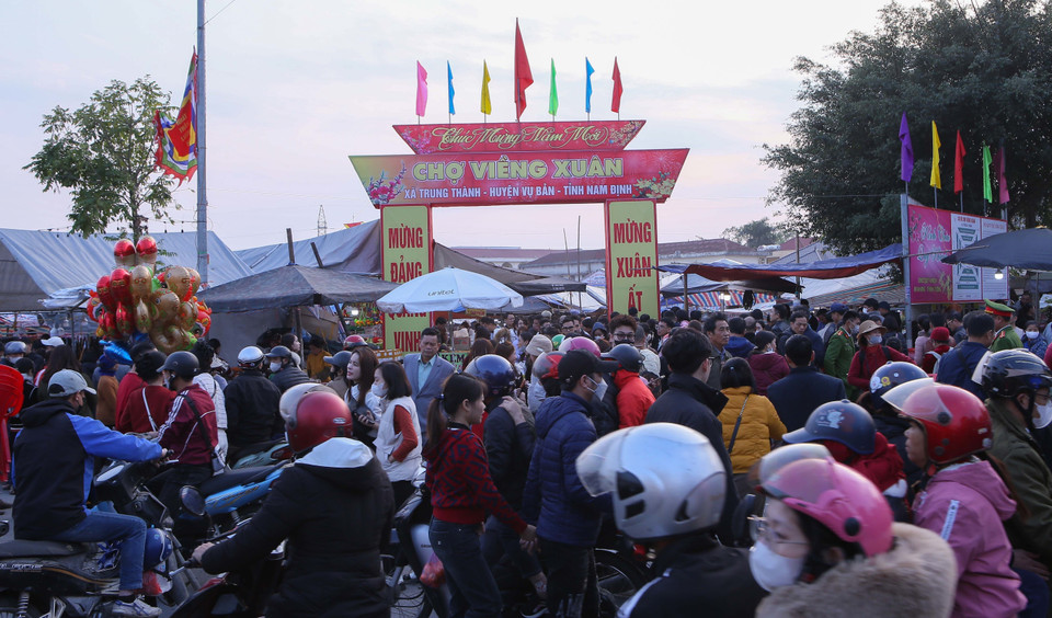 Đông đảo người dân, du khách đi chợ Viềng Xuân. (Ảnh: Công Luật/TTXVN)