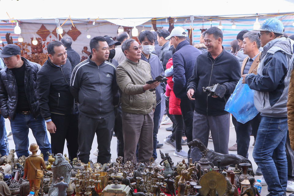 Các gian hàng bày bán đồ đồng tại chợ Viềng thu hút được sự quan tâm của người dân, du khách. (Ảnh: Công Luật/TTXVN)