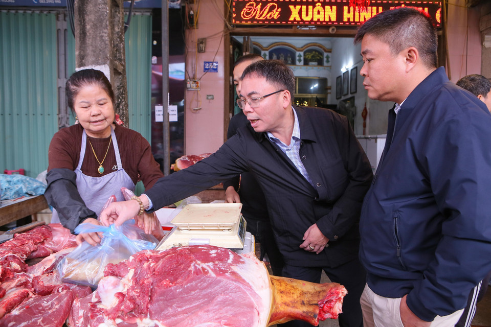 Thị bò thui là món đặc sản không thể thiếu được tại phiên chợ Viềng. (Ảnh: Công Luật/TTXVN)