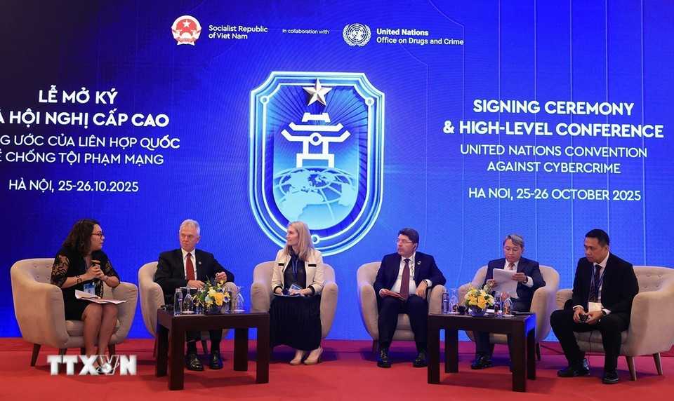 Các đại biểu thảo luận tại Hội thảo Bảo vệ công dân trong kỷ nguyên chuyển đổi số. (Ảnh: Tuấn Anh/TTXVN)