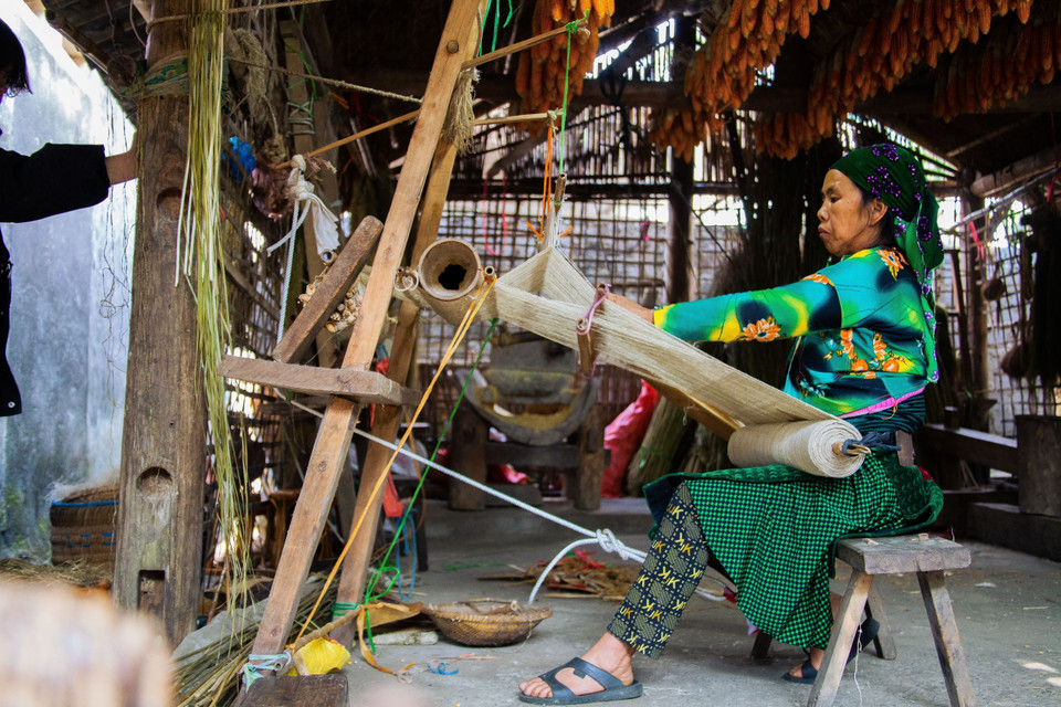 Bên chiếc guồng quay sợi, những bàn tay cần mẫn vẫn miệt mài với nghề truyền thống, bất chấp sự thay đổi của đời sống hiện đại. (Ảnh: Lan Anh/TTXVN phát)
