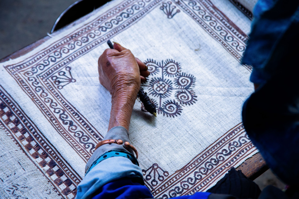 Thông qua đôi tay khéo léo và tư duy đổi mới, phụ nữ Mông đã đưa sợi lanh truyền thống trở thành sứ giả văn hóa. (Ảnh: Lan Anh/TTXVN phát)