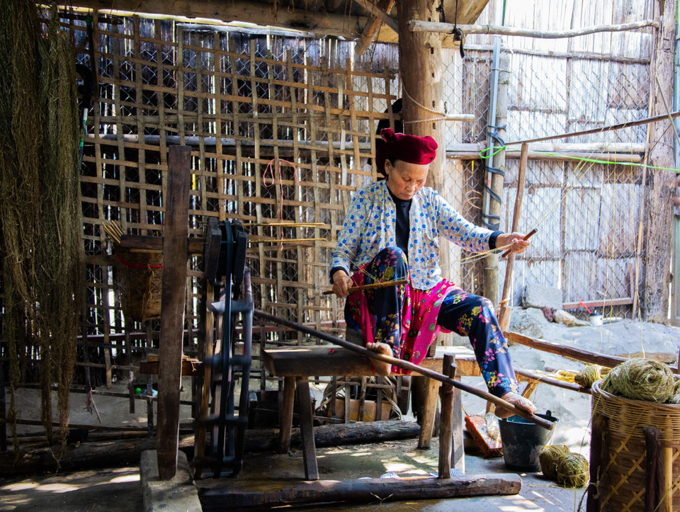 Theo quan niệm của người dân địa phương, quần áo lanh là vật không thể thiếu để người đã khuất tìm đường về với tổ tiên. (Ảnh: Lan Anh/TTXVN phát)