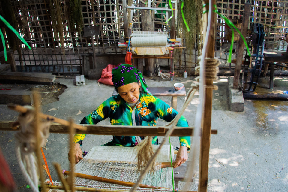 Một người phụ nữ trưởng thành, nếu chưa biết dệt lanh, vẫn chưa được xem là trọn vẹn. (Ảnh: Lan Anh/TTXVN phát)