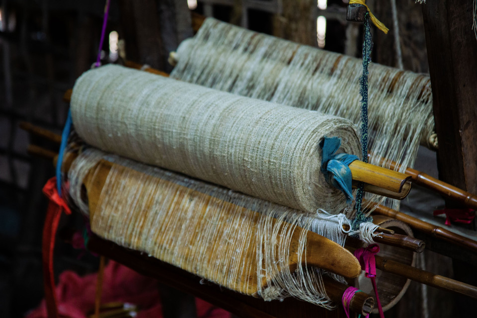 Những cuộn lanh thô được xử lý và làm mềm trước khi đưa vào dệt. (Ảnh: Lan Anh/TTXVN phát)