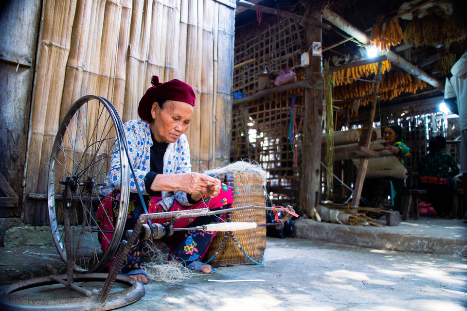 Bên chiếc guồng quay sợi, những bàn tay cần mẫn vẫn miệt mài với nghề truyền thống, bất chấp sự thay đổi của đời sống hiện đại. (Ảnh: Lan Anh/TTXVN phát)