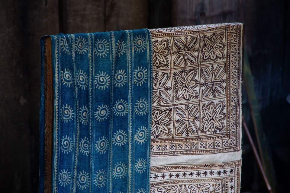 Tấm vải lanh sau khi hoàn thiện với hoa văn truyền thống đặc trưng của người Mông. Thành phẩm là kết tinh của hàng chục công đoạn thủ công, phản ánh sự tỉ mỉ, kiên nhẫn và kỹ thuật dệt lanh được gìn giữ qua nhiều thế hệ. (Ảnh: Lan Anh/TTXVN phát)