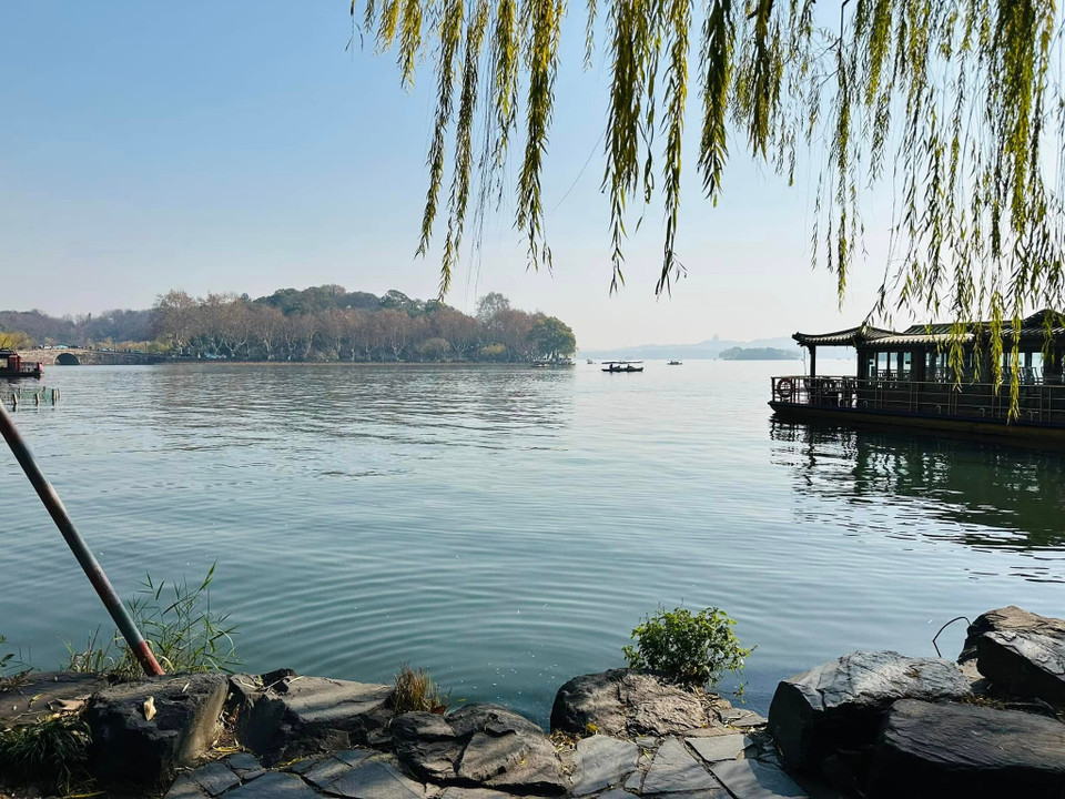 Cây cối, cảnh quan được phát triển những hàng liễu rủ, trồng đào quanh năm… Tây Hồ có ba mặt bao quanh bởi núi non. Tây Hồ được bảo tồn bởi những kế hoạch cải tạo, trùng tu. Với những công trình kiến trúc xung quanh nét cổ kính, trải qua bao thăng trầm của thời gian và được lưu giữ đến bây giờ.