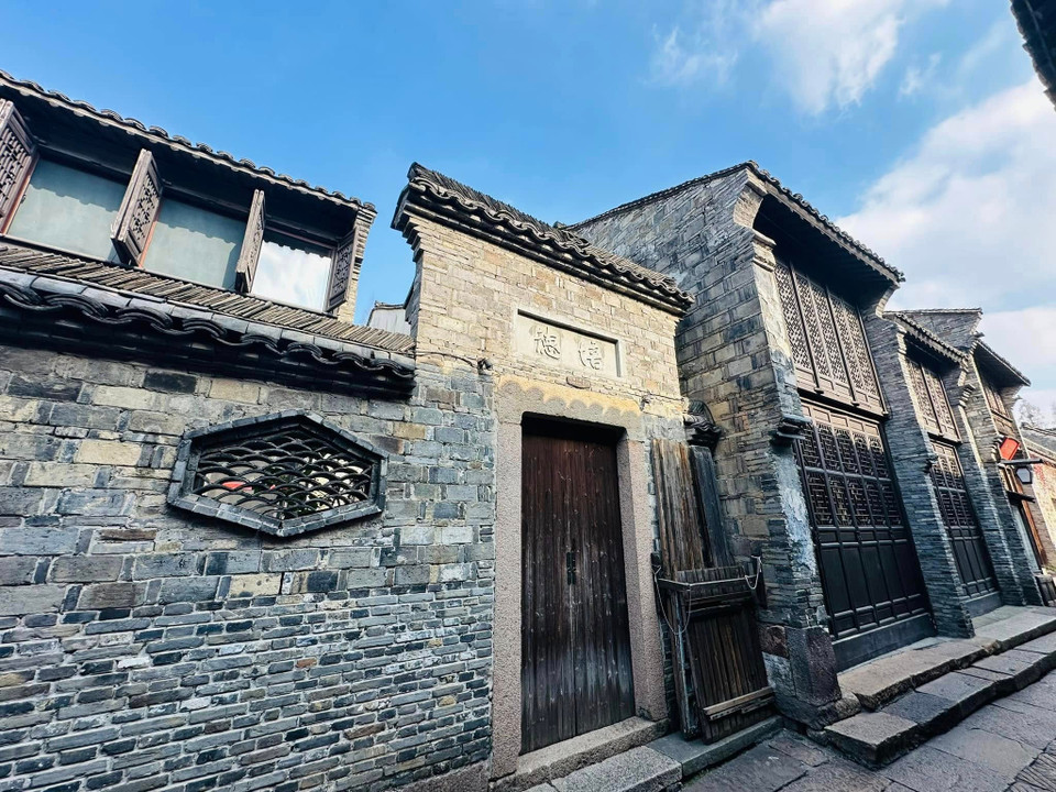 Ô Trấn nổi tiếng với những ngôi nhà truyền thống cổ kính, được bảo tồn tốt, mang đến cho du khách cảm giác lạc vào quá khứ. (Ảnh: Anh Quang/Vietnam+)