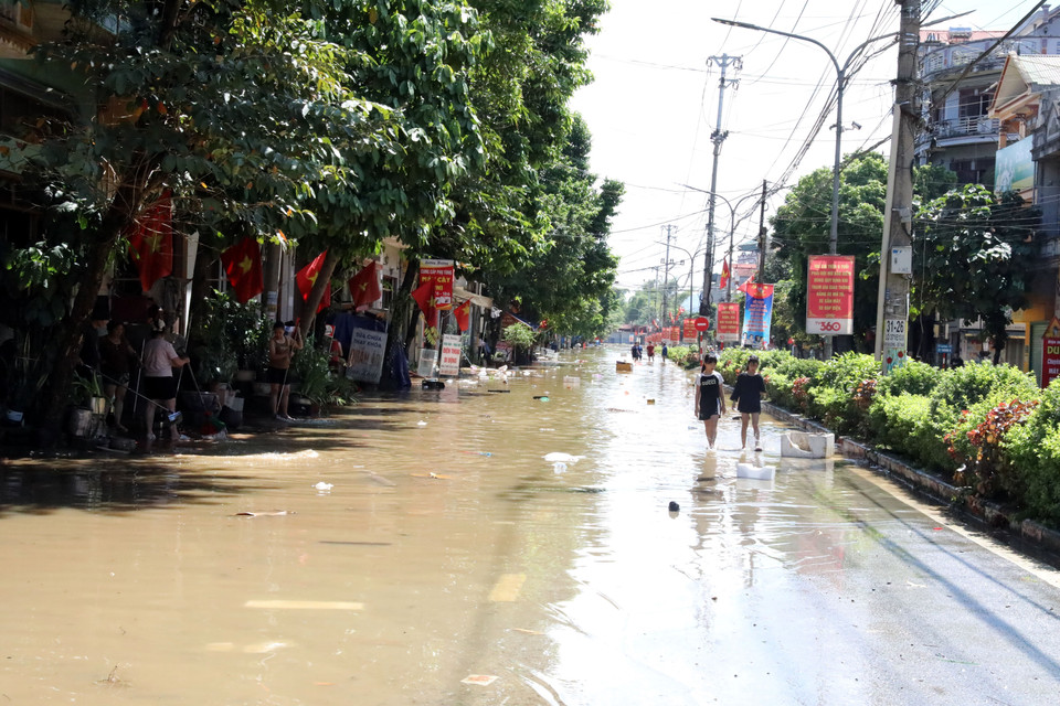 Tuyến Quốc lộ 4A từ Lạng Sơn đi Cao Bằng qua địa bàn xã Thất Khê dài hơn 1km nước đang rút, dự kiến đến tối 8/10, các phương tiện có thể lưu thông. (Ảnh: Văn Đạt/TTXVN)