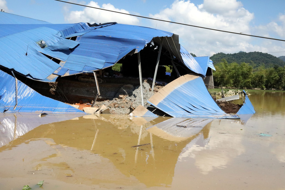 Mưa lũ đã liên tiếp đã làm sập khu nhà xưởng của một hộ dân ở xã Thất Khê, tỉnh Lạng Sơn. (Ảnh: Văn Đạt/TTXVN)