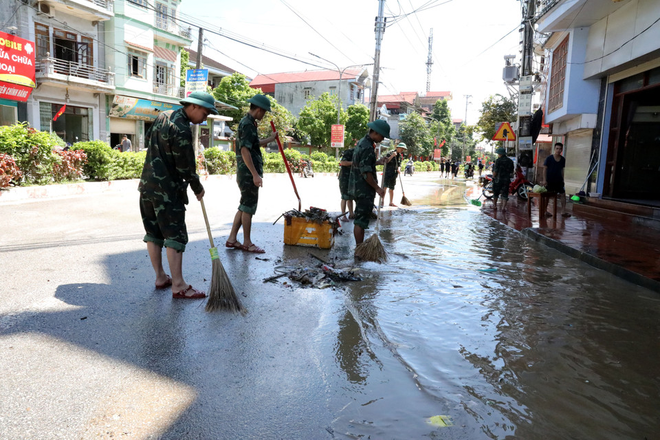 Các cán bộ chiến sỹ Bộ Chỉ huy Quân sự tỉnh Lạng Sơn giúp người dân Thất Khê dọn dẹp vệ sinh. (Ảnh: Văn Đạt/TTXVN)
