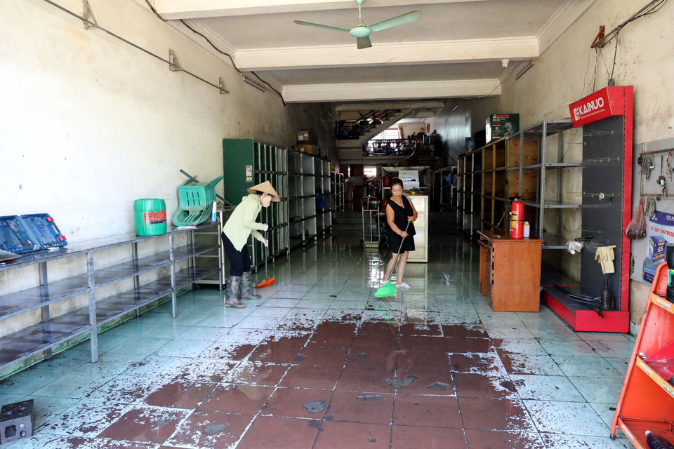 Người dân xã Thất Khê dọn dẹp, vệ sinh để nhanh chóng ổn định cuộc sống. (Ảnh: Văn Đạt/TTXVN)