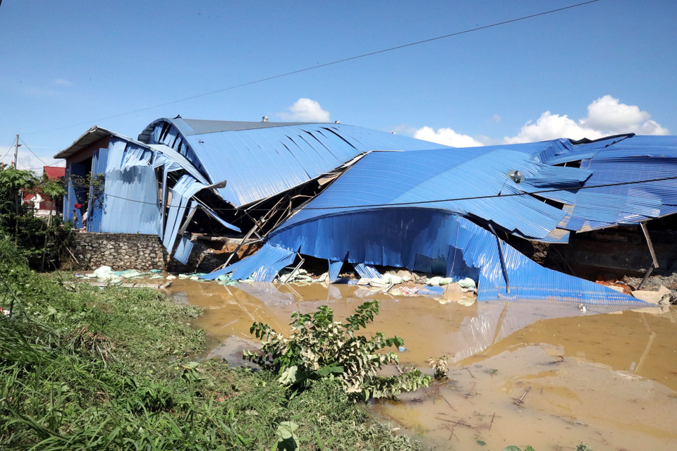 Mưa lũ đã liên tiếp đã làm sập khu nhà xưởng của một hộ dân ở xã Thất Khê, tỉnh Lạng Sơn. (Ảnh: Văn Đạt/TTXVN)