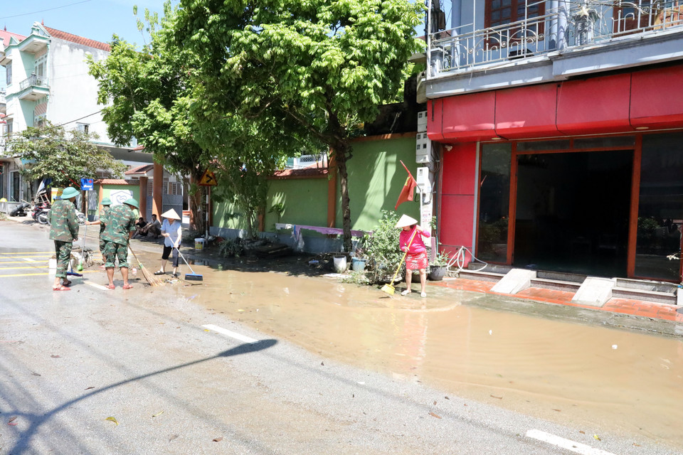 Các cán bộ chiến sỹ Bộ Chỉ huy Quân sự tỉnh Lạng Sơn giúp người dân Thất Khê dọn dẹp vệ sinh. (Ảnh: Văn Đạt/TTXVN)