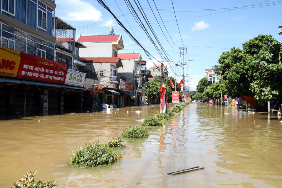 Một số khu vực trên địa bàn xã Thất Khê vẫn còn ngập sâu, dự kiến tối 8/10 nước sẽ rút hết. (Ảnh: Văn Đạt/TTXVN)