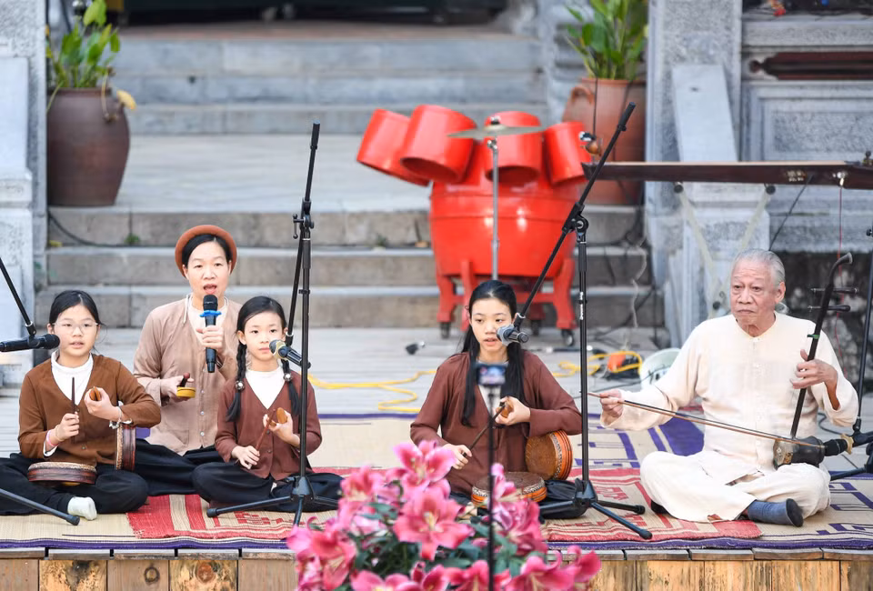 NSND Xuân Hoạch cùng các học trò nhí biểu diễn chùm ca khúc ''Công cha nghĩa mẹ'', ''Ngoan'', ''Mẹ'' tại Chương trình biểu diễn nghệ thuật truyền thống diễn ra ngày 4/1/2026, tại không gian văn hóa Hồ Văn (Trung tâm hoạt động văn hóa khoa học Văn Miếu - Quốc Tử Giám). (Ảnh: Khánh Hòa/TTXVN)