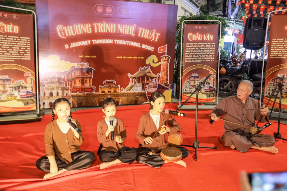 “Hành trình Âm nhạc Truyền thống” với sự tham gia của NSNS Xuân Hoạch là một sự kiện nổi bật trong khuôn khổ dự án “Say Xẩm” do nhóm sinh viên ngành Truyền thông Đa phương tiện thuộc Trường Đại học FPT Hà Nội thực hiện nhằm mang xẩm đến gần hơn, gieo mầm tình yêu di sản văn hóa dân tộc đến thế hệ trẻ. (Ảnh: Khánh Hòa/TTXVN)