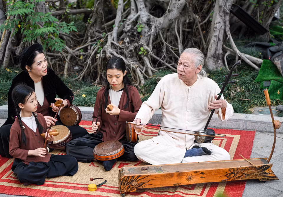 Với NSND Xuân Hoạch, Xẩm không chỉ là loại hình diễn xướng dân gian độc đáo, đó còn là hành trình giữ nghề, truyền nghề và khơi dậy sự quan tâm của cộng đồng. (Ảnh: Khánh Hòa/TTXVN)