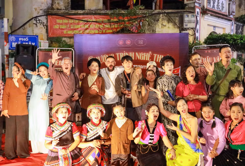 “Hành trình Âm nhạc Truyền thống” diễn ra ngày 25/10/2025 tại 64 Mã mây (phuờng Hoàn Kiếm, Hà Nội) thu hút sự yêu thích của các bạn trẻ, người dân và du khách. (Ảnh: Khánh Hòa/TTXVN)