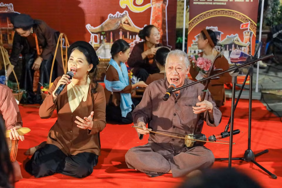 Ông là một trong những người tham gia các hoạt động phục hồi, góp phần quan trọng trong quá trình đưa loại hình âm nhạc dân gian này trở lại đời sống đương đại. (Ảnh: Khánh Hòa/TTXVN)