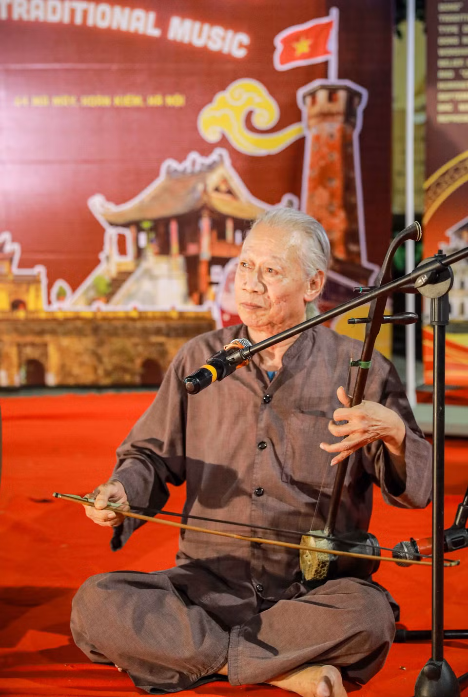 Ông là một trong những người tham gia các hoạt động phục hồi, góp phần quan trọng trong quá trình đưa loại hình âm nhạc dân gian này trở lại đời sống đương đại. (Ảnh: Khánh Hòa/TTXVN)