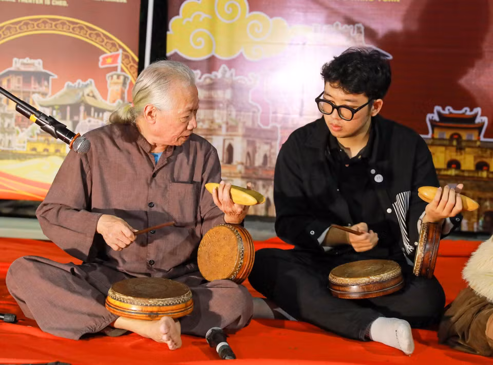 NSND Xuân Hoạch không chỉ hát, mà còn trò chuyện, giải thích cho khán giả, đặc biệt là giới trẻ, về lịch sử, tinh thần và cái hay của xẩm. (Ảnh: Khánh Hòa/TTXVN)