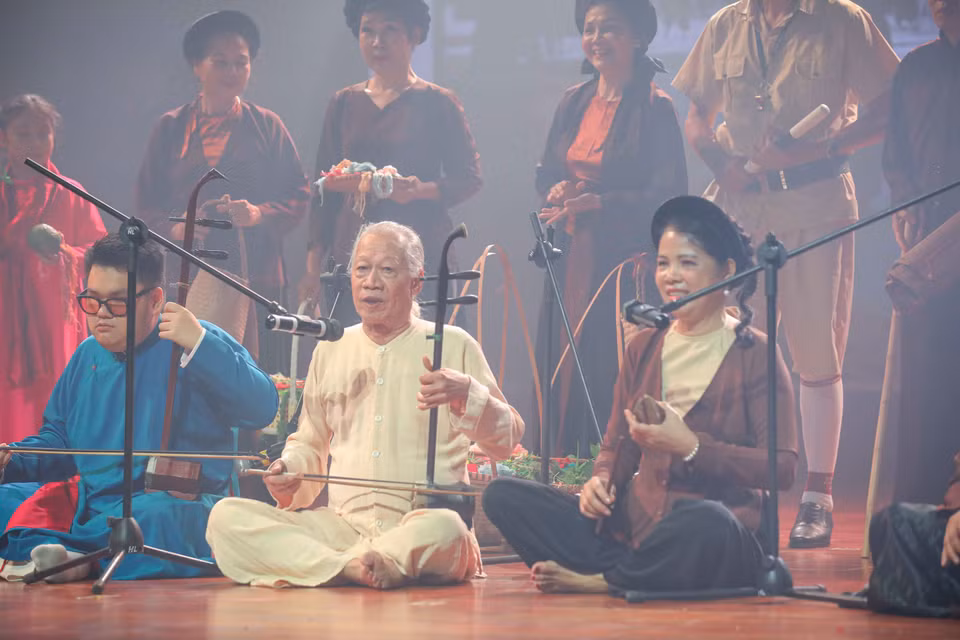 Ông là một trong những người tham gia các hoạt động phục hồi, góp phần quan trọng trong quá trình đưa loại hình âm nhạc dân gian này trở lại đời sống đương đại. (Ảnh: Khánh Hòa/TTXVN)
