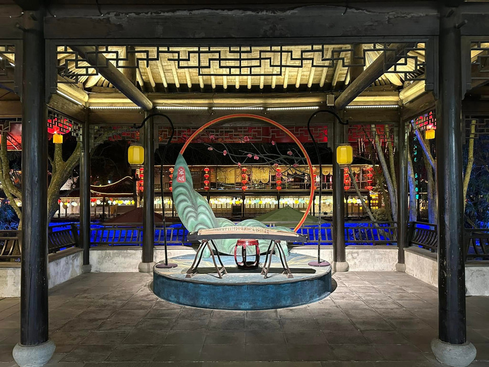 Show diễn này thuộc khu du lịch Tống Thành. Đây là điểm du lịch nhân tạo, tái hiện lại không gian cổ trang thời nhà Tống. Với các quán trà, quán ăn, gian nhà cổ cùng nhiều nhân viên trong trang phục thời xưa đi qua đi lại, khiến du khách như lạc vào quá khứ. (Ảnh: Anh Quang/Vietnam+)