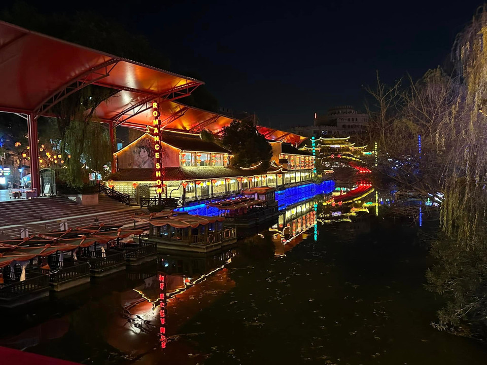 Show diễn thuộc khu du lịch Tống Thành. Đây là điểm du lịch nhân tạo, tái hiện lại không gian cổ trang thời nhà Tống. Với các quán trà, quán ăn, gian nhà cổ cùng nhiều nhân viên trong trang phục thời xưa đi qua đi lại, khiến du khách như lạc vào quá khứ. (Ảnh: Anh Quang/Vietnam+)