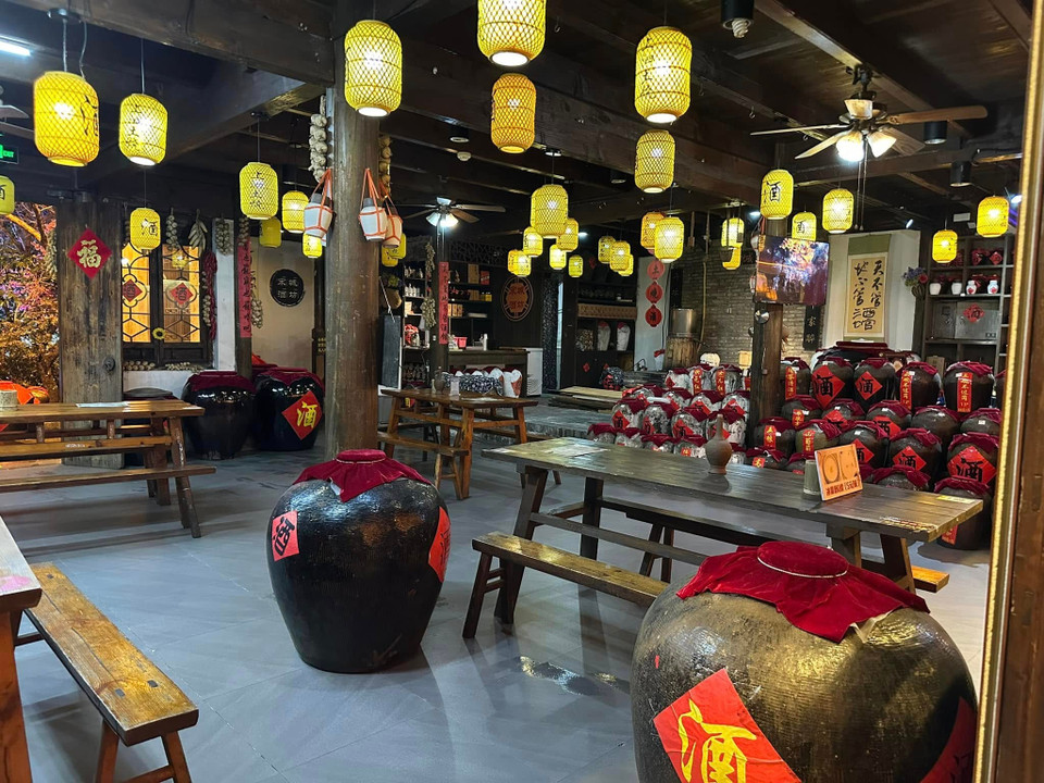 Show diễn này thuộc khu du lịch Tống Thành. Đây là điểm du lịch nhân tạo, tái hiện lại không gian cổ trang thời nhà Tống. Với các quán trà, quán ăn, gian nhà cổ cùng nhiều nhân viên trong trang phục thời xưa đi qua đi lại, khiến du khách như lạc vào quá khứ. (Ảnh: Anh Quang/Vietnam+)