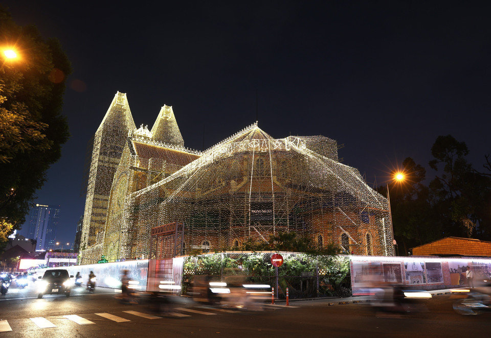 Năm nay là năm thứ ba Nhà thờ Đức Bà được trang trí đèn LED, tạo không khí đón Giáng sinh và năm mới 2026, thu hút người dân và khách du lịch đến tham quan. (Ảnh: Hồng Đạt/TTXVN)