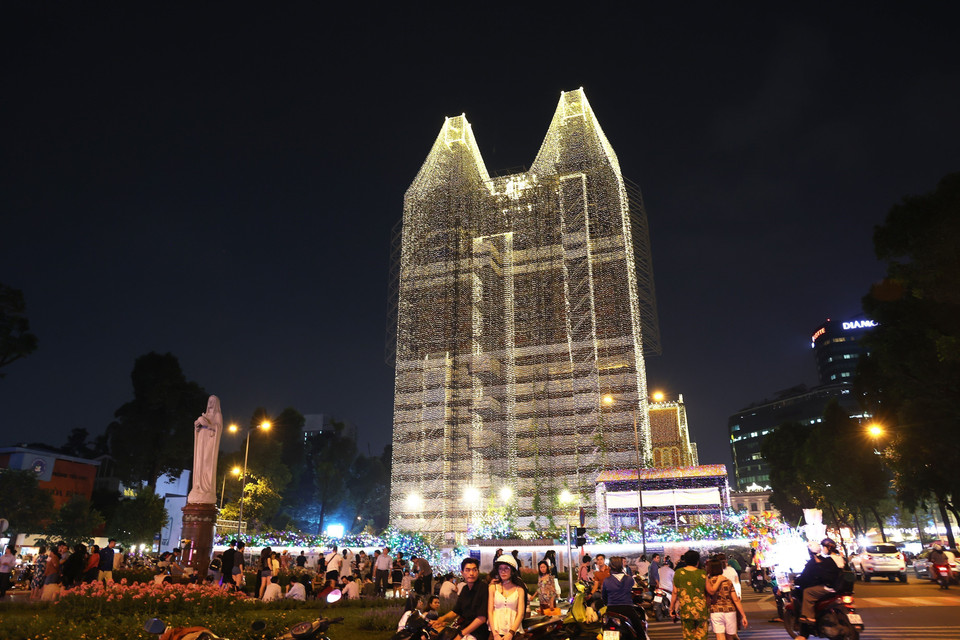 Hơn 1.000km dây đèn LED phủ kín mặt trước Nhà thờ Đức Bà Sài Gòn và hai tháp chuông, vận hành mỗi tối từ ngày 1/12 đến 5/1/2026. (Ảnh: Hồng Đạt/TTXVN)