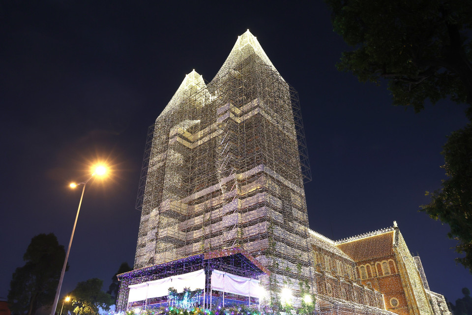 Nhà thờ Đức Bà Sài Gòn như được "khoác" một chiếc áo ánh sáng, với các gam màu nhẹ nhàng uyển chuyển. (Ảnh: Hồng Đạt/TTXVN)