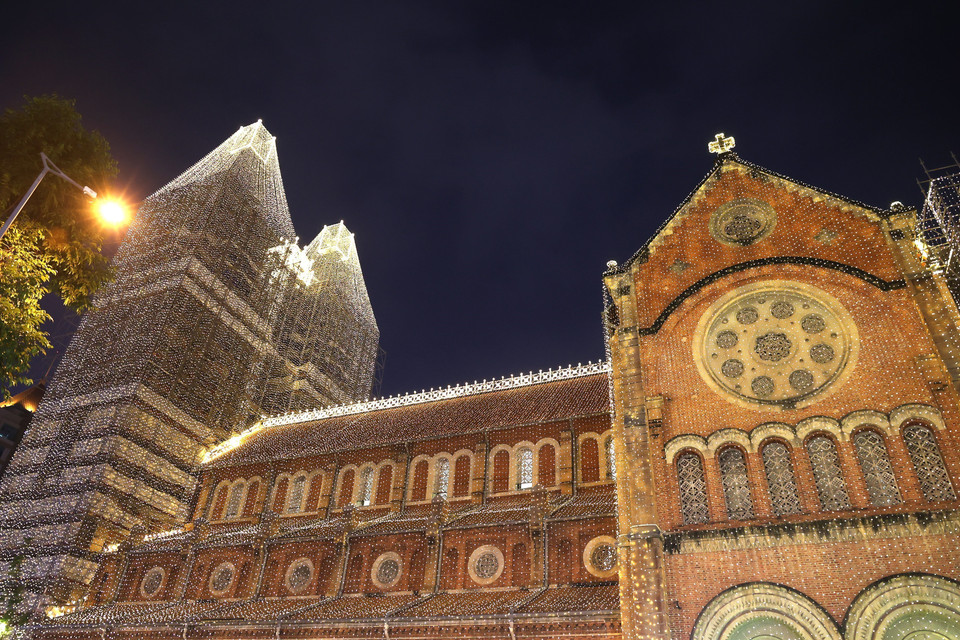 Đèn LED trang trí rực sáng về đêm làm nổi bật kiến trúc nhà thờ Đức Bà. (Ảnh: Hồng Đạt/TTXVN)