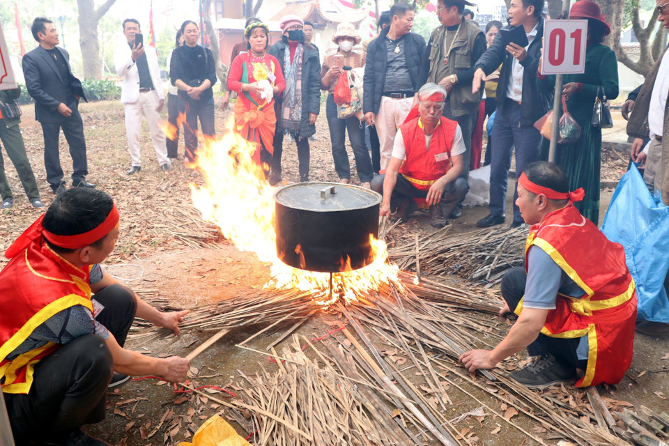 Các đội đồ xôi để chuẩn bị giã bánh giầy. (Ảnh: Mạnh Tú/TTXVN)