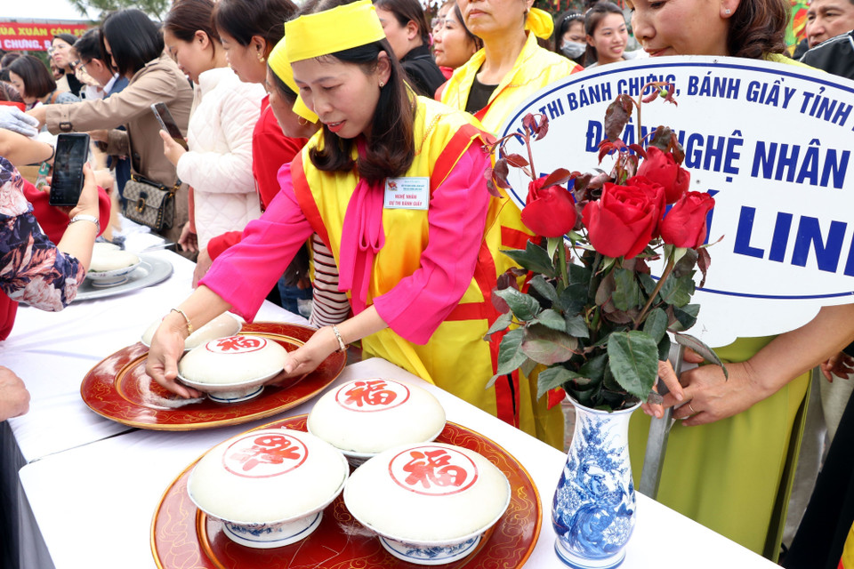 Nghệ nhân hoàn thiện những chiếc bánh giầy. (Ảnh: Mạnh Tú/TTXVN)