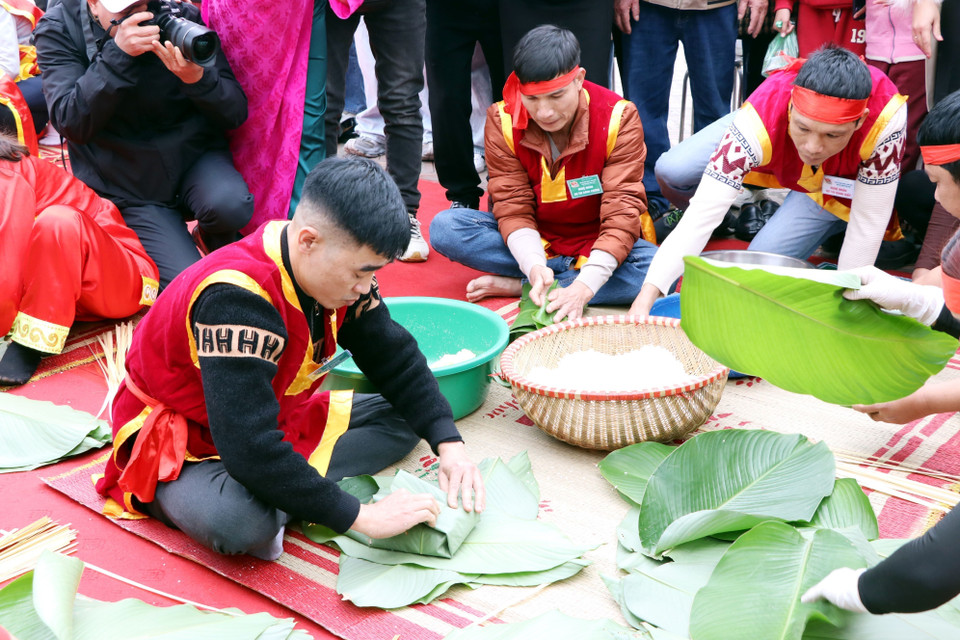 Các nghệ nhân thi gói bánh chưng. (Ảnh: Mạnh Tú/TTXVN)