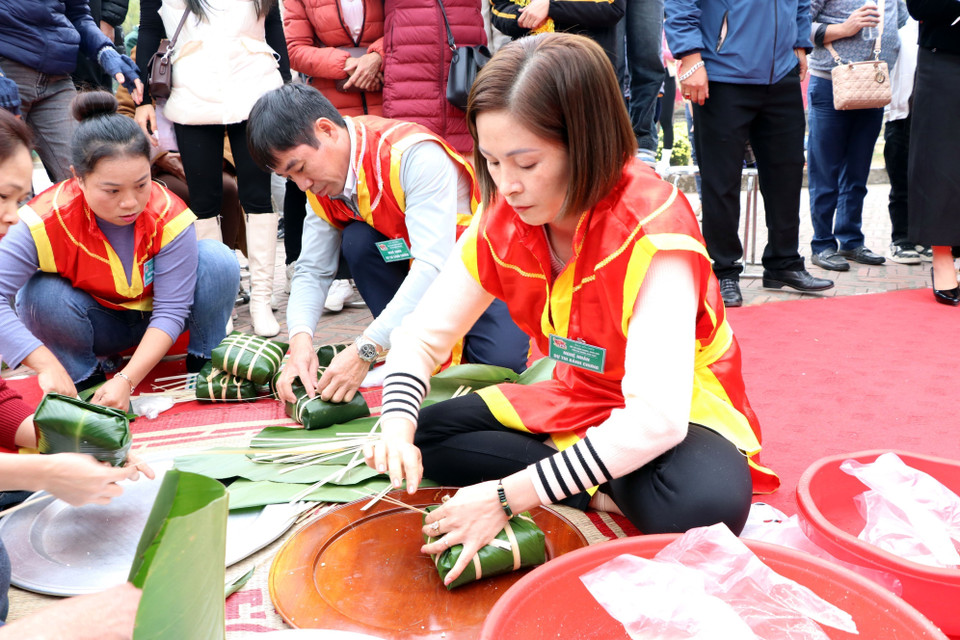 Các nghệ nhân thi gói bánh chưng. (Ảnh: Mạnh Tú/TTXVN)