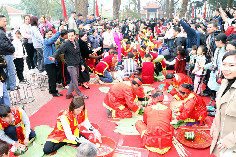 Các nghệ nhân thi gói bánh chưng. (Ảnh: Mạnh Tú /TTXVN)