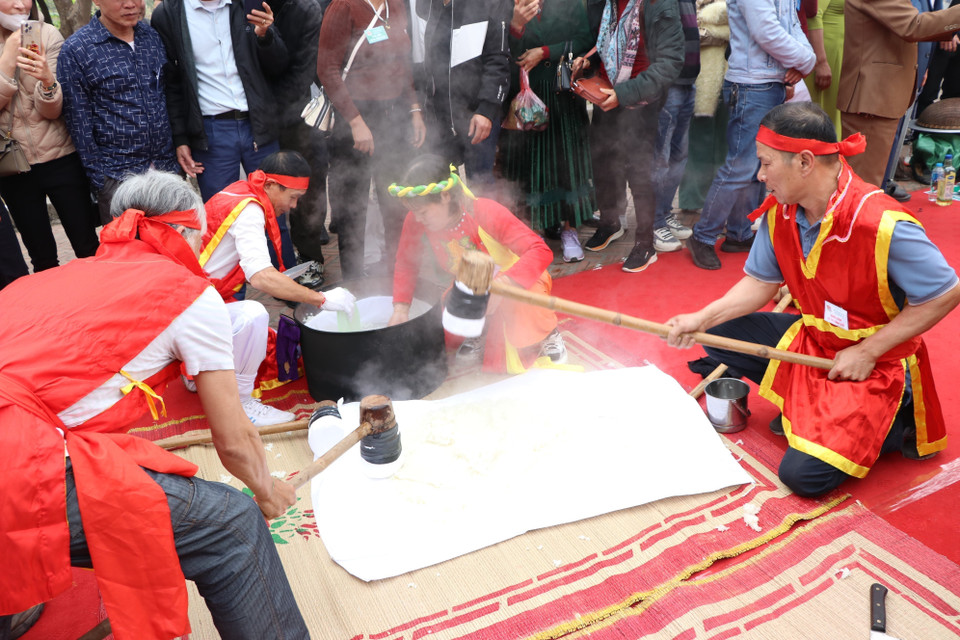 Các nghệ nhân giã bánh giầy. (Ảnh: Mạnh Tú/TTXVN)