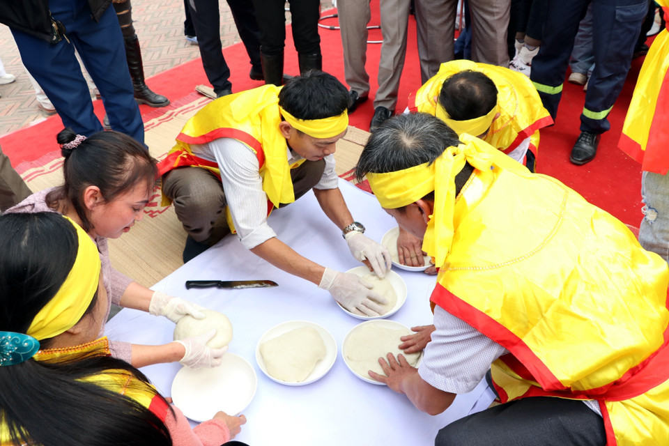 Các nghệ nhân làm bánh giầy tại hội thi. (Ảnh: Mạnh Tú/TTXVN)