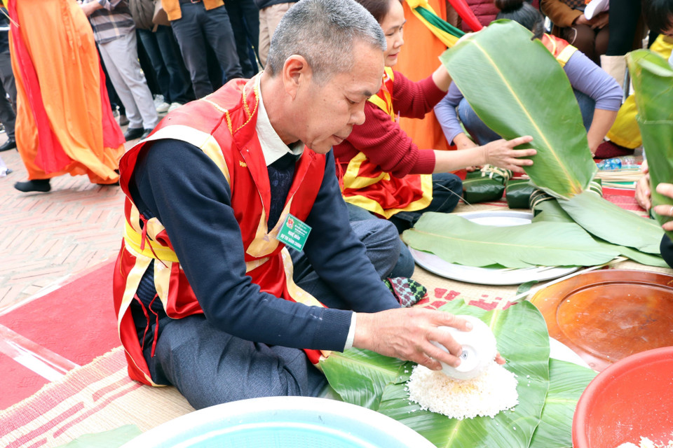 Các nghệ nhân thi gói bánh chưng. (Ảnh: Mạnh Tú/TTXVN)