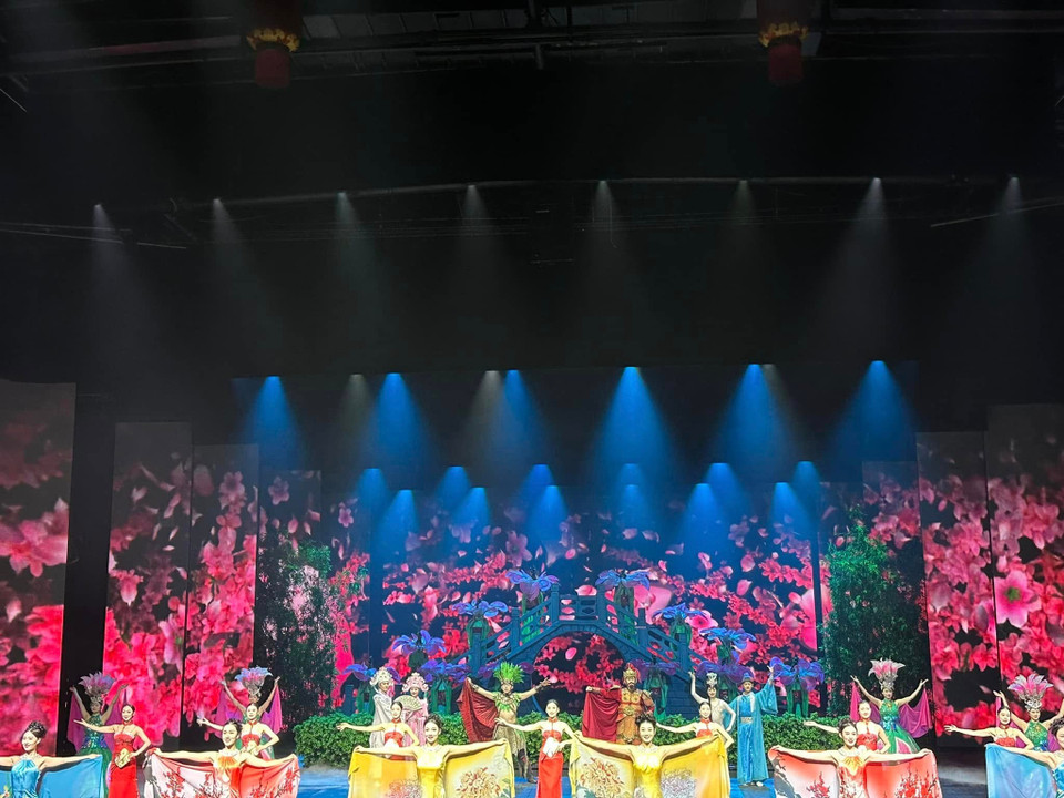 Kéo dài một tiếng đồng hồ, show diễn đã tái hiện những câu chuyện nổi tiếng đất Hàng Châu như danh tướng Nhạc Phi, Cuộc chiến chống quân Kim và cùng những câu chuyện tình kinh điển trong văn hóa Trung Hoa như Lương Sơn Bá-Chúc Anh Đài, Thanh Xà-Bạch Xà. (Ảnh: Anh Quang/Vietnam+)