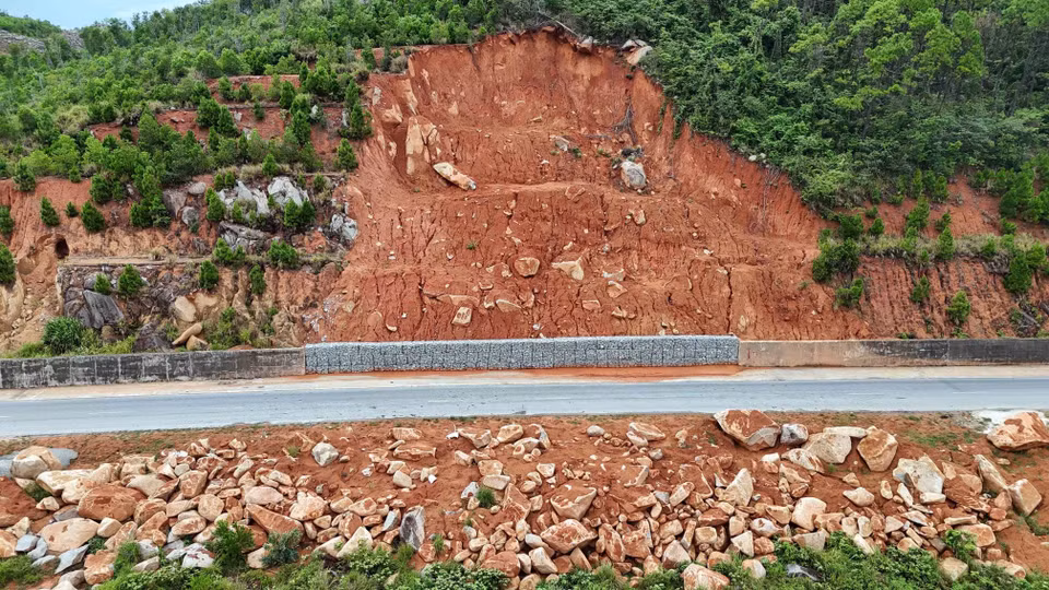 Đất đá từng nhiều lần tràn xuống trên tuyến đường tỉnh 547 thuộc khu vực thôn Kim Sơn, xã Kỳ Xuân sau mưa lớn. (Ảnh: Hữu Quyết/TTXVN)