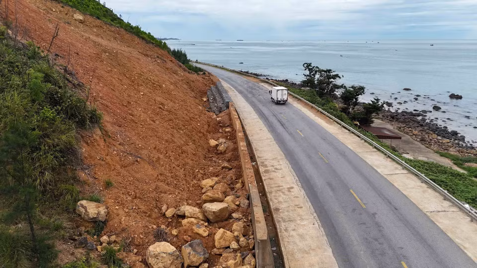 Điểm sạt lở tại Km103+700, tỉnh lộ 547 (đường ven biển Hà Tĩnh), đoạn qua phường Hải Ninh. (Ảnh: Hữu Quyết/TTXVN)