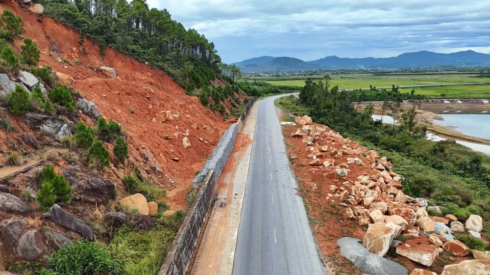 Điểm sạt lở trên đường tỉnh 547 (đường ven biển) đoạn qua thôn Kim Sơn, xã Kỳ Xuân. (Ảnh: Hữu Quyết/TTXVN)