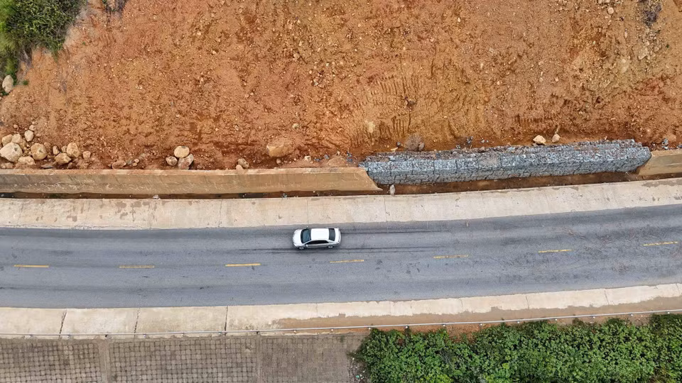 Tuyến đường tỉnh 547 (đường ven biển Hà Tĩnh) xuất hiện nhiều vị trí sạt lở, tiềm ẩn nguy cơ mất an toàn giao thông. (Ảnh: Hữu Quyết/TTXVN)