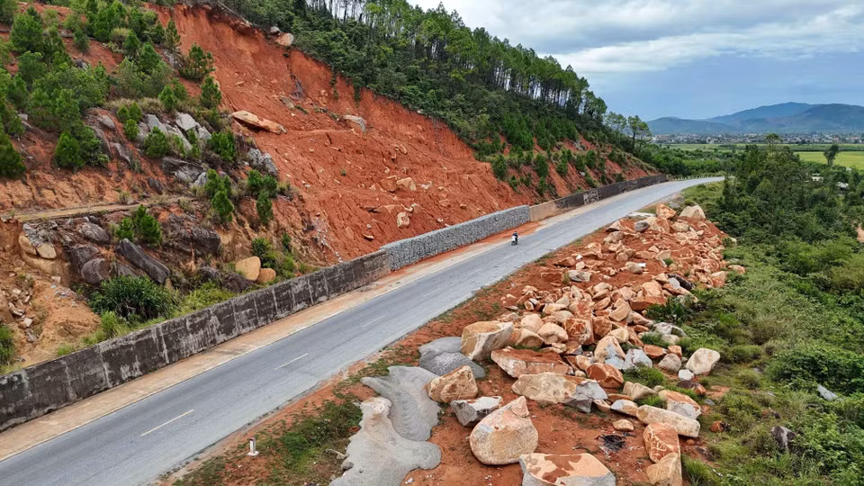 Đất đá từng nhiều lần tràn xuống mặt đường đoạn qua thôn Kim Sơn, xã Kỳ Xuân gây ảnh hưởng đến giao thông. (Ảnh: Hữu Quyết/TTXVN)